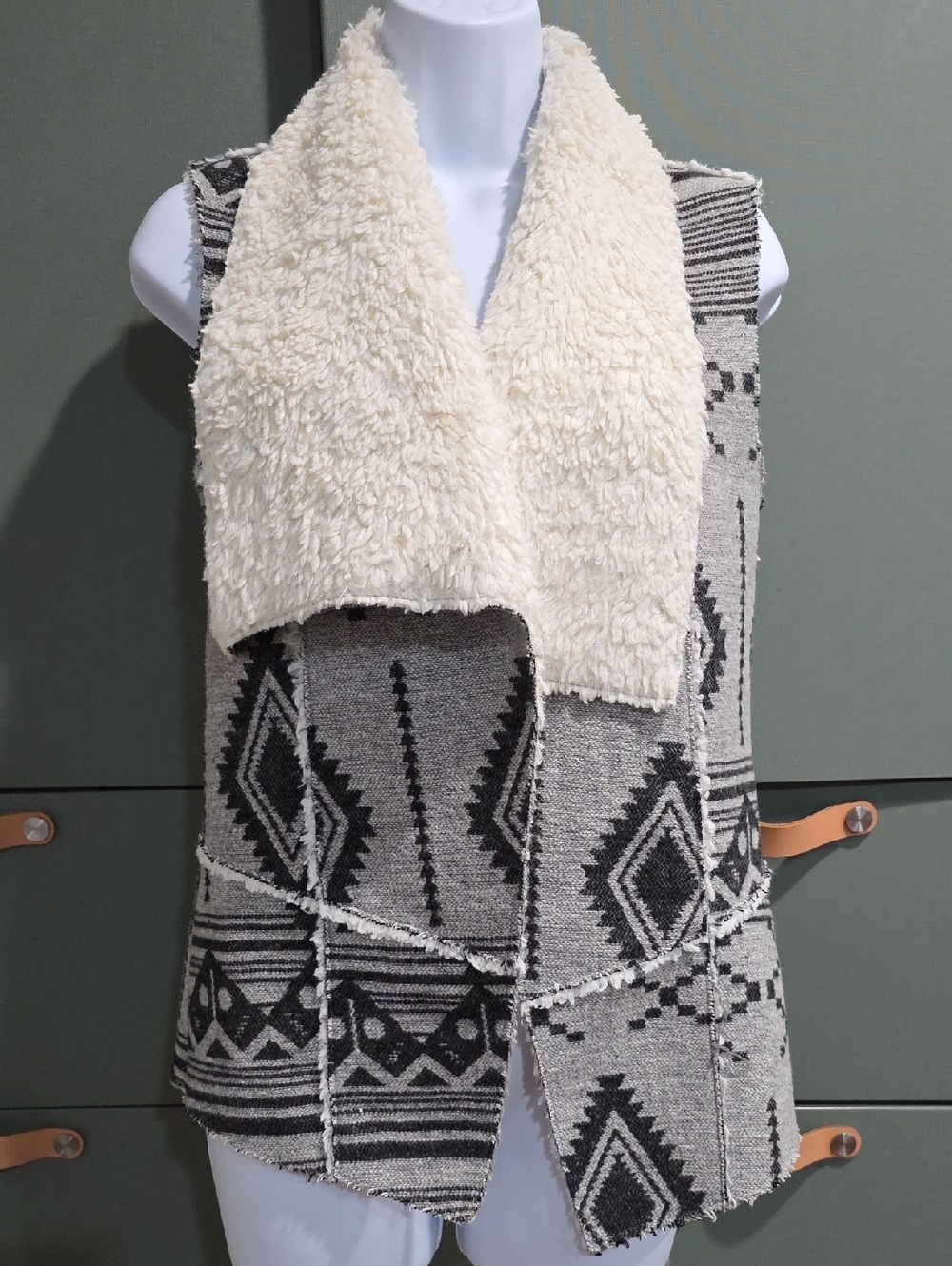 732 Mossimo Aztec Tribal Print Open Front Sherpa Vest Gray Black Size S